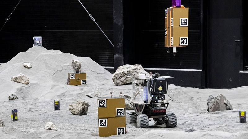 Gold-coloured packages in the LUNA hall The DLR Institute of Communications and Navigation has carried out an experiment in the LUNA hall, where payload boxes, sensors and rovers connect to form a swarm navigation network. Within the network, participants exchange information with their neighbours, enabling the precise determination of their positions. Credit: DLR (CC BY-NC-ND 3.0)
