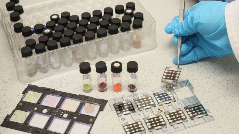 One in a million: Artificial intelligence helps researchers find new materials for highly efficient solar cells. (Photo: Kurt Fuchs/HI ERN)