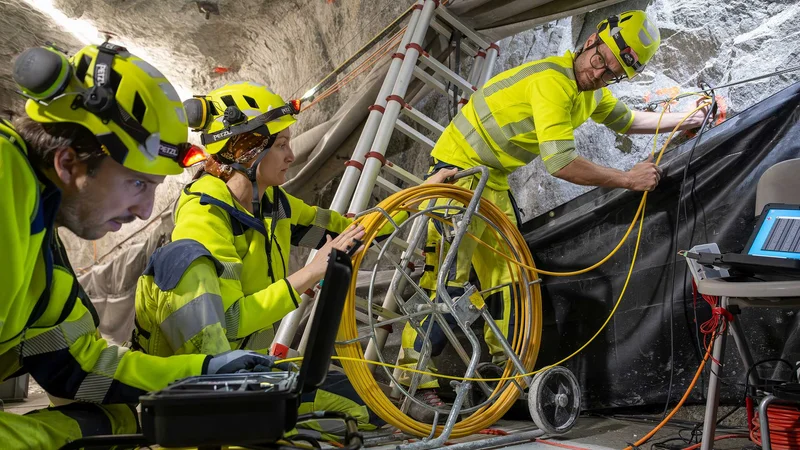 ETH researchers use a camera probe to check whether a sensor is correctly positioned in the borehole. (©WSS, Image: Felix Wey, Baden)