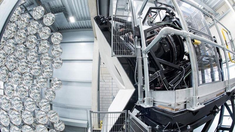 Researchers test a solar reactor using the world’s largest artificial Sun. Credit: DLR (CC BY-NC-ND 3.0)