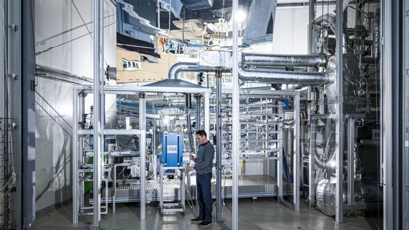 The new NECOC system network at KIT produces the high-tech raw material carbon from the climate-damaging CO2 in the ambient air. (Photo: Markus Breig)