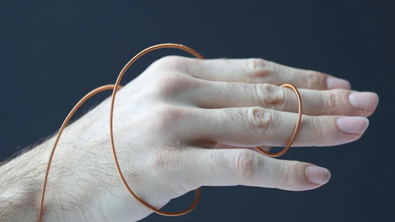 Researchers design a motor that looks like a thread