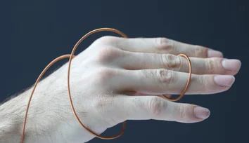 Researchers design a motor that looks like a thread