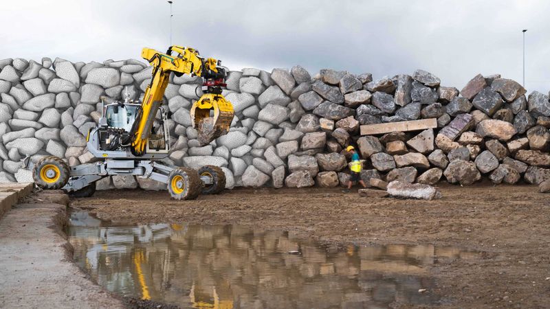 The Excavator picks and scans each boulder to be placed in the correct position. Circularity Park in Oberglatt, Eberhard AG. (Photograph: ETH Zurich / Marc Schneider)