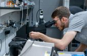 Brains on board: Smart microrobots walk autonomously