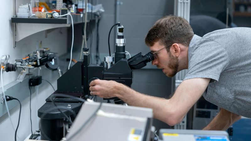 Brains on board: Smart microrobots walk autonomously