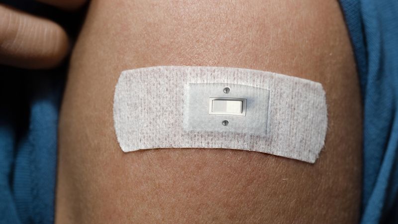A skin patch with nitroglycerine is the switch that controls an implant underneath (symbolic image). (Image: Josef Kuster / ETH Zurich)