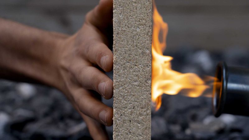 The researchers’ new material, based on mineralised sawdust, is an excellent fire retardant. (Image: Dan Vivas Glaser / from Kürsteiner R et al. Chem Circularity 2026, CC BY 4.0)