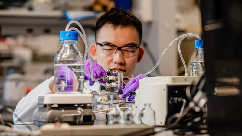 Princeton Ph.D. student Lin Du tested hydrogen electrolysis using reclaimed wastewater. In the electrolyzer, electric current causes positively charged hydrogen ions (protons) to move from an anode across a specialized membrane to a cathode, where the protons combine with electrons to form hydrogen gas. Photos by Bumper DeJesus