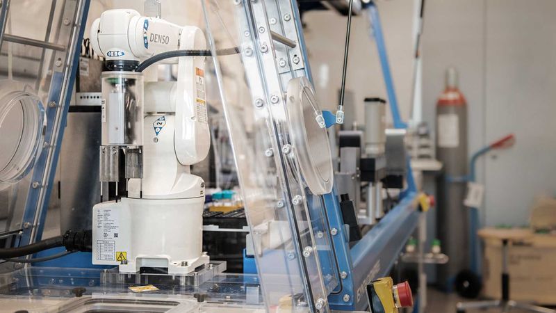 This robotic arm transfers glass vials into a centrifuge. It is part of a robot unit that produces catalysts completely autonomously according to the specifications of an AI model. (Photograph: ETH Zurich / Michel Büchel)