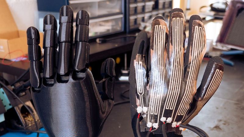 Building a Remote Controlled Robotic Hand with Strain Gauges