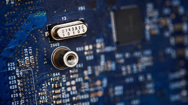 Quartz crystal oscillator on a printed circuit board