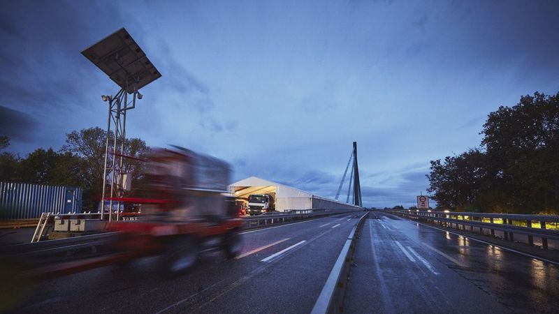 Hydrogen engines for the future: In the PoWer project, researchers are developing new drive concepts for construction and agricultural applications (Photo: Magali Hauser KIT)