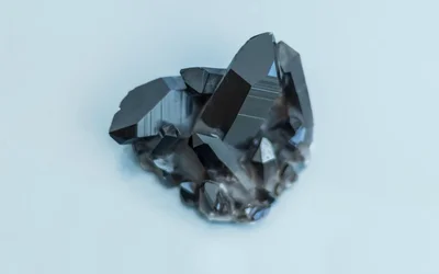 An earth-abundant mineral for sustainable spintronics