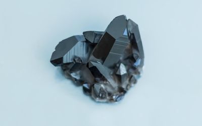 An earth-abundant mineral for sustainable spintronics